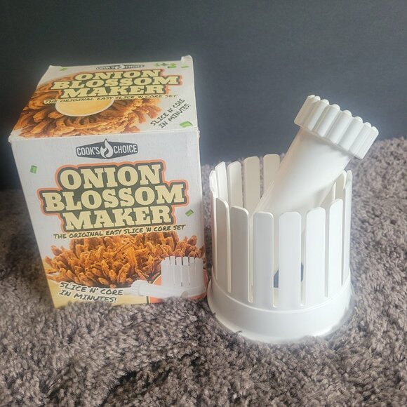 Kitchen Gadget Bundle -Zakarian Mandoline, Onion Bloom Kit, Rotary Cheese Grater - Picture 5 of 11